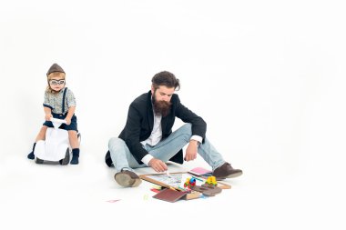 küçük çocuk sürücü veya pilot ve sakallı babası