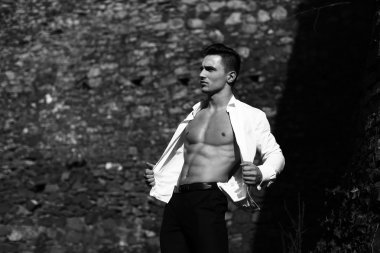 Tişörtlü adam açık ağzı açık kalakaldı 