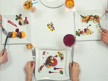 Simetrik olarak tatlılar servis