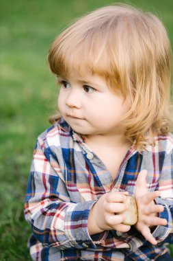 Küçük çocuk açık