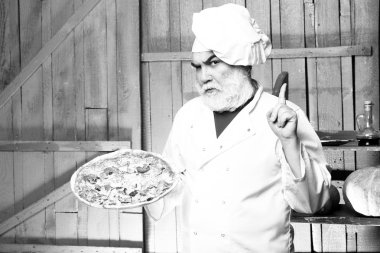 Pizza ile sakallı aşçı