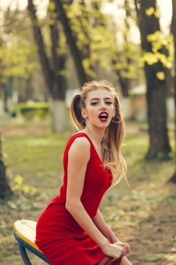 Salıncak üzerinde oynak kadın