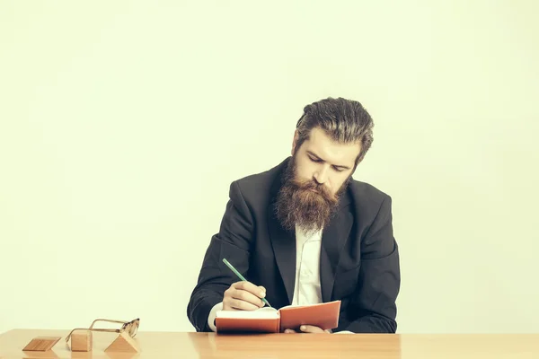 Barbudo hombre profesor en mesa — Foto de Stock