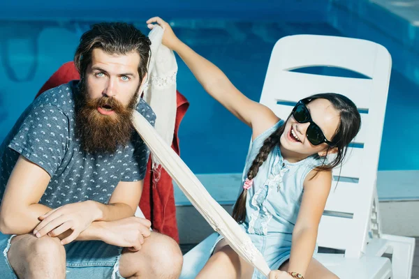 Glückliches kleines Mädchen und Mann im Schwimmbad — Stockfoto