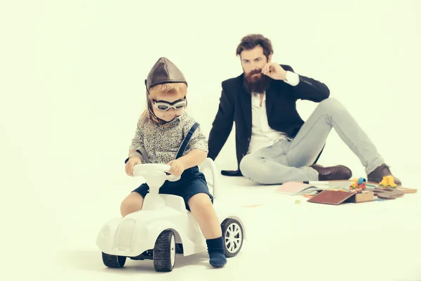 Petit garçon conducteur ou pilote et père barbu — Photo