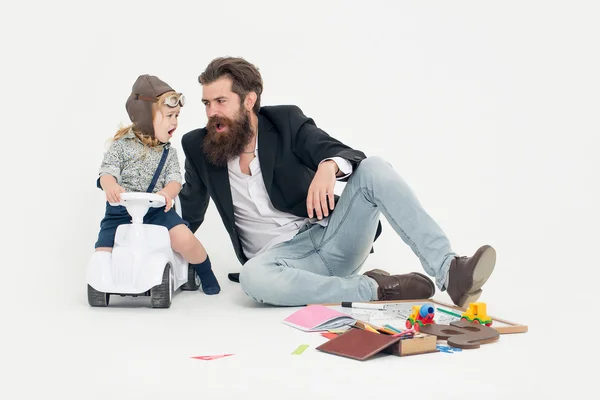 Petit garçon conducteur ou pilote et père barbu — Photo