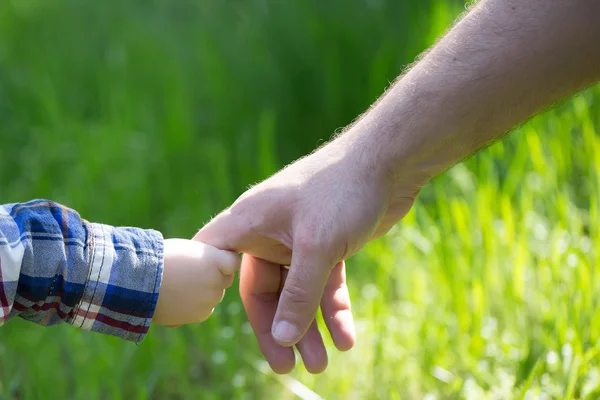 Apa és fia kezét — Stock Fotó