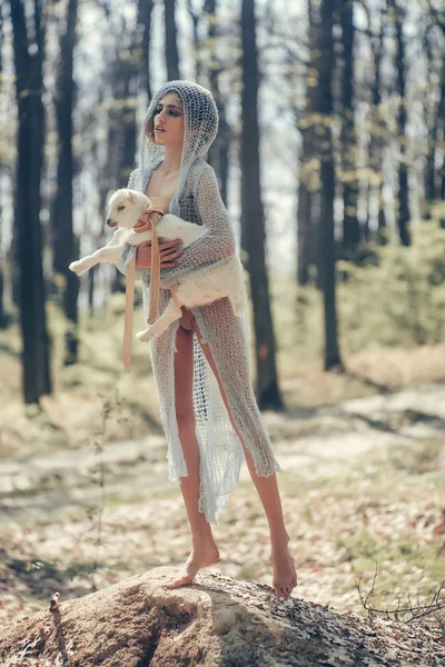 Jeune femme avec chèvre en forêt — Photo
