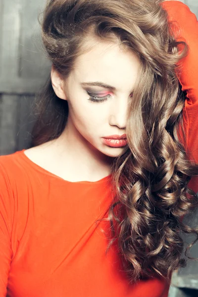 Mulher com cabelo encaracolado — Fotografia de Stock