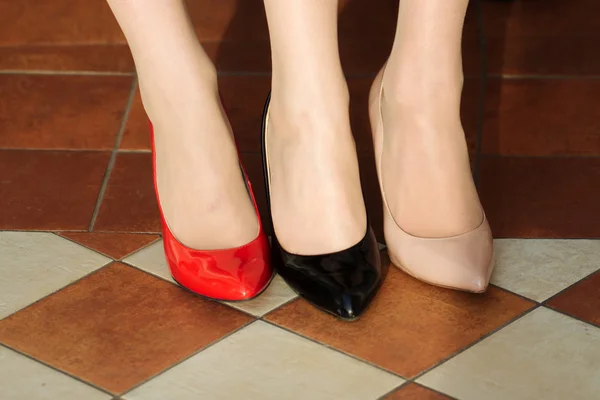 Três pés de sapatos. — Fotografia de Stock