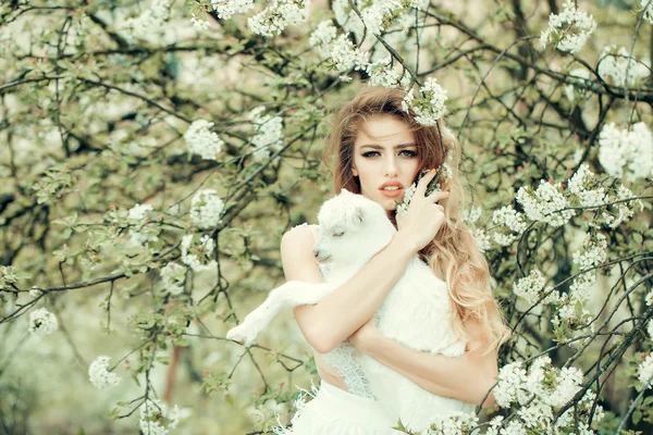 Mujer con cabra en flor —  Fotos de Stock