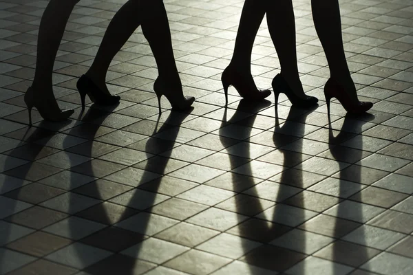 Piernas femeninas en zapatos de moda — Foto de Stock