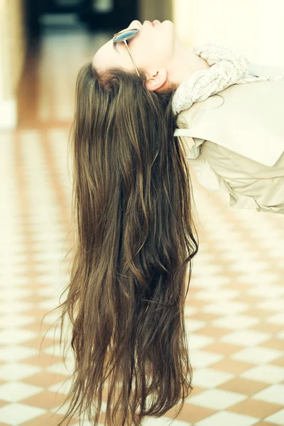 Mulher com cabelo comprido — Fotografia de Stock