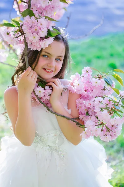 Маленька дівчинка навесні цвіте — стокове фото