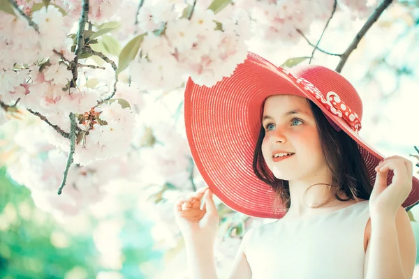 Lány a virágos kalapot — Stock Fotó