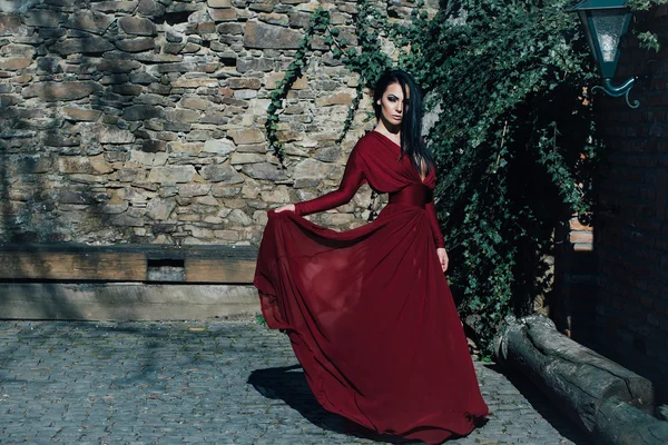 Mulher em vestido vermelho ao ar livre — Fotografia de Stock