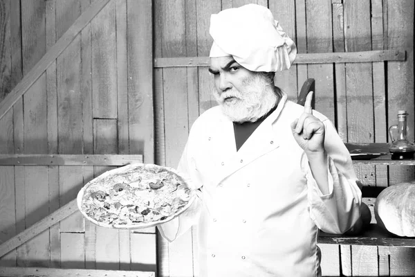 Γενειοφόρος μάγειρας με πίτσα — Φωτογραφία Αρχείου