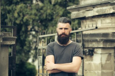 Mavi gökyüzü üzerinde sakallı adam