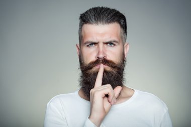 Hush hareketi ile sakallı adam