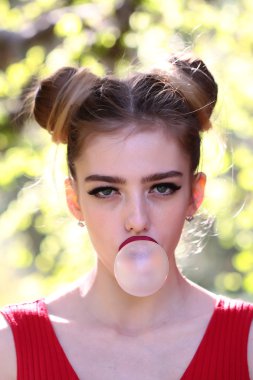 Ağaç bahar çekici kadın