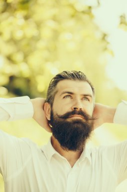 Mavi gökyüzü üzerinde sakallı adam