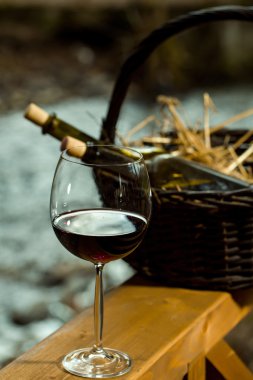 Şarap kadehi ve sepet şişelerde