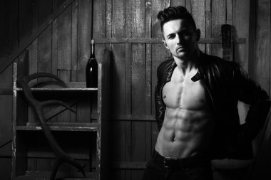 Kaslı adam gitar ile