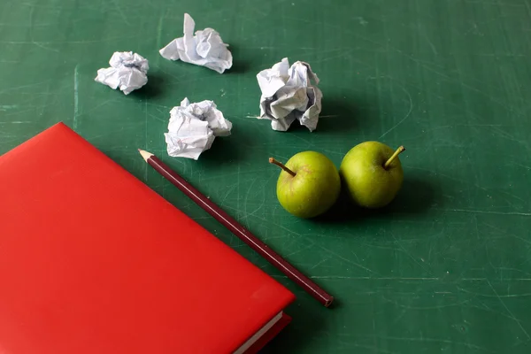 Notizbuch Bleistift und zerknittertes Papier — Stockfoto