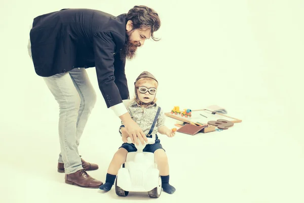 Küçük çocuk sürücü veya pilot ve sakallı babası — Stok fotoğraf