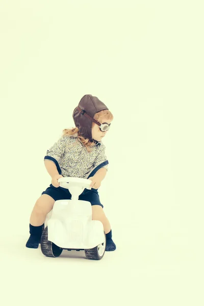 Pequeno menino motorista ou piloto isolado em branco — Fotografia de Stock