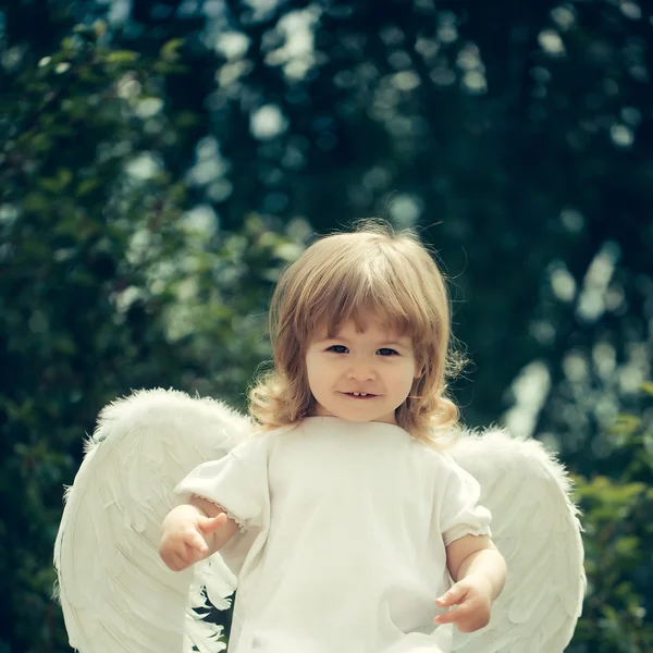 Liten pojke utklädd till ängel — Stockfoto