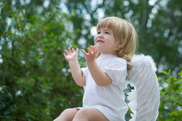 Aniołek klaszcze w ręce — Zdjęcie stockowe