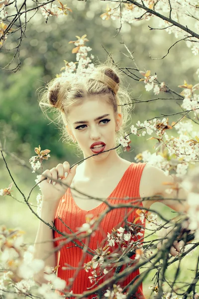 Menina bonita em flor — Fotografia de Stock