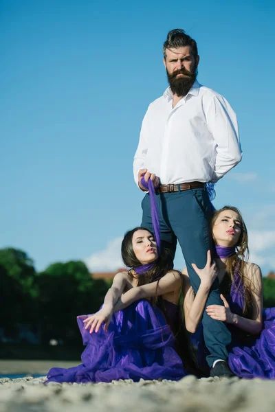 Bebaarde man en twee vrouwen buiten — Stockfoto