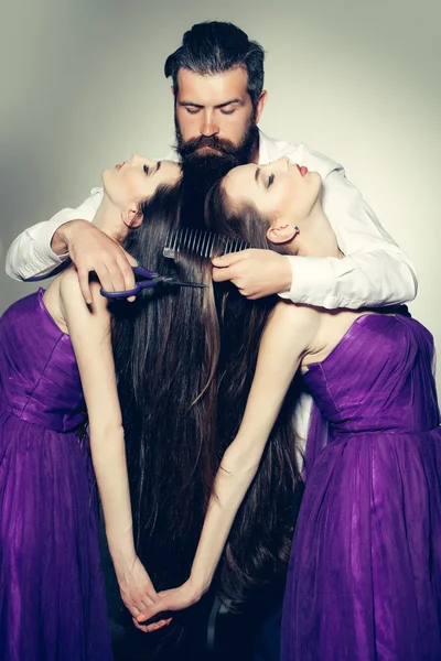 Peluquero barbudo y dos mujeres —  Fotos de Stock