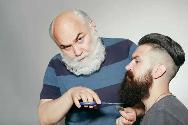 Eski Kuaför ve genç sakallı adam — Stok fotoğraf
