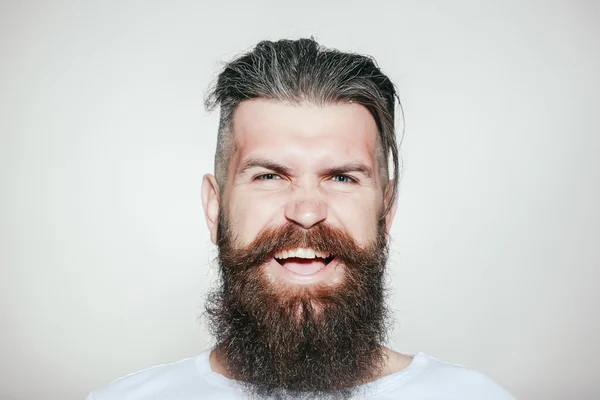 Улыбающийся бородач — стоковое фото