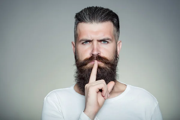 Hombre barbudo con gesto de silencio —  Fotos de Stock