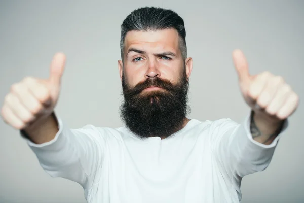 Бородатый мужчина с супер-жестом — стоковое фото