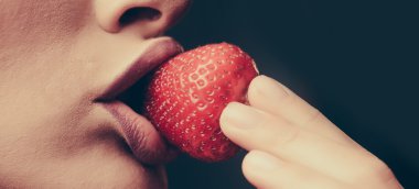 kadın dudaklar kırmızı çilek yeme