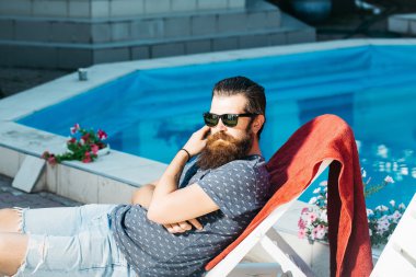 Yüzme Havuzu, güneş gözlüğü, sakallı adam