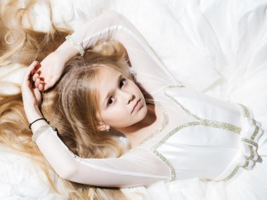 güneş gözlüklü küçük kız