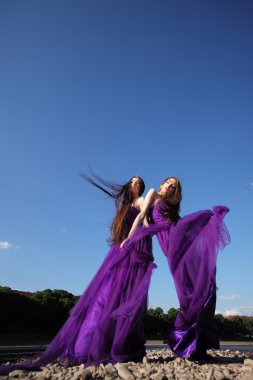 Mor elbise kadınlarda