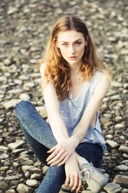 Çakıl plajı üzerinde güzel kız