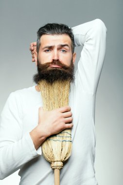 Sakallı adam süpürge ile