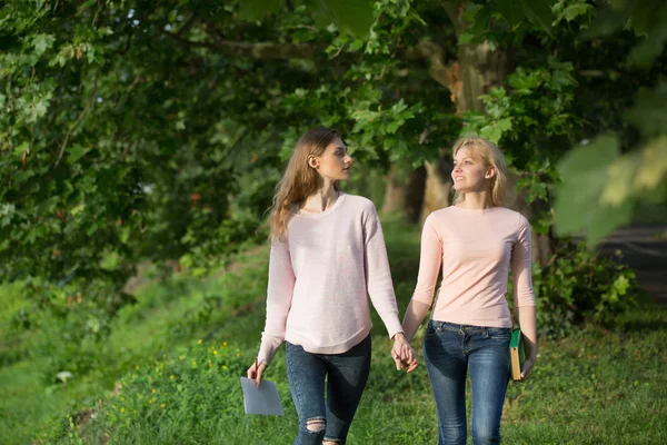 Two young girls hold hands — Stock Photo, Image