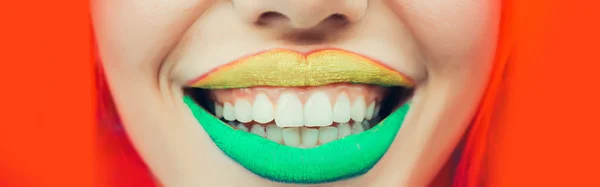 Heldere vrouwelijke glimlachende lippen — Stockfoto