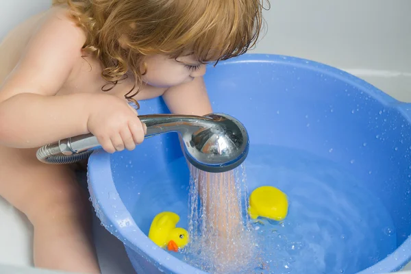 Мальчик в ванной с утенком — стоковое фото