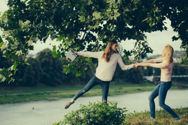 Deux jeunes filles se tiennent la main — Photo