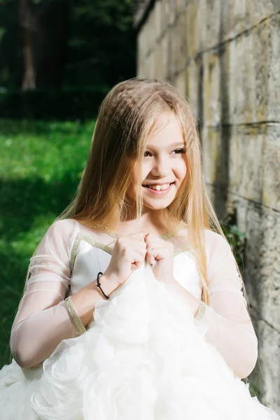 Niña pequeña en vestido blanco al aire libre — Foto de Stock